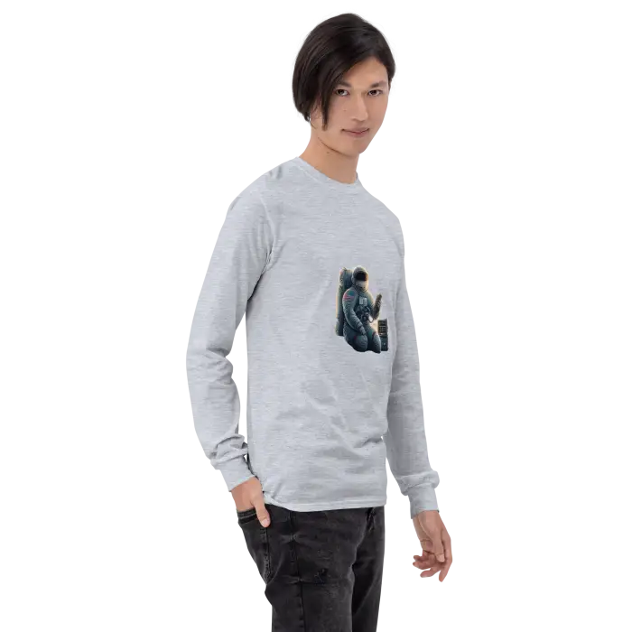 Long-sleeved shirt with astronaut graphic.