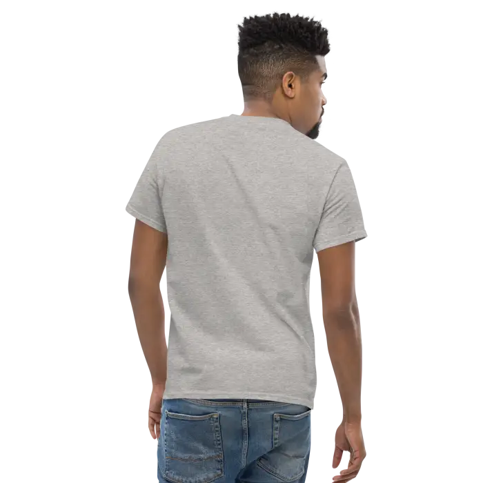Gray t-shirt and blue jeans.