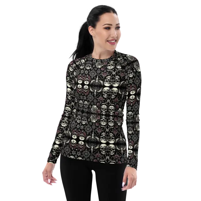 Skull-patterned long-sleeved shirt.
