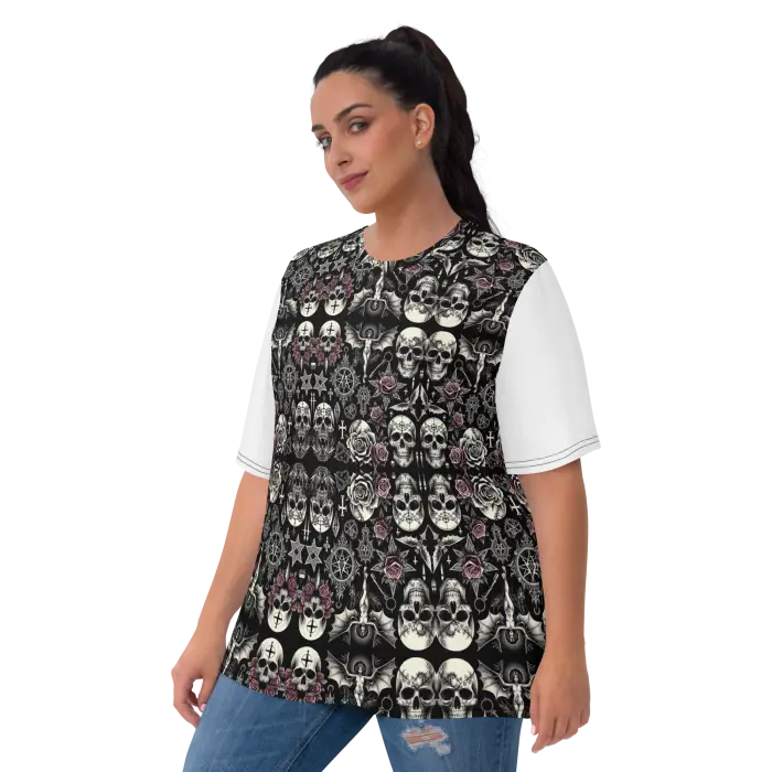 Skull-patterned t-shirt.
