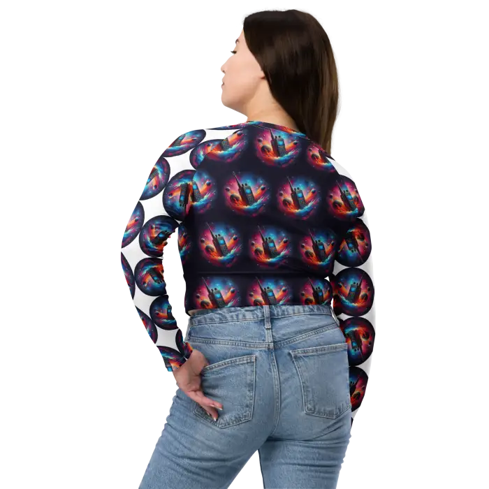Patterned long-sleeved crop top.