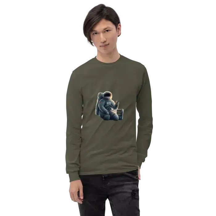 Long-sleeved shirt with astronaut graphic.