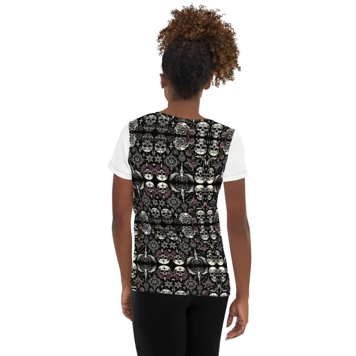 Girl’s skull-patterned t-shirt.